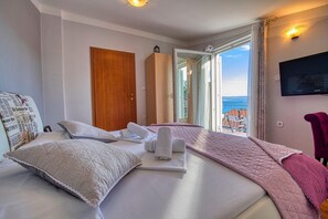 4 bedrooms, iron/ironing board, travel crib, free WiFi - Maslenica Beach Home, Pool & Tavern (Maslenica)