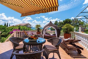Outdoor dining - Maslenica Beach Home, Pool & Tavern (Maslenica)