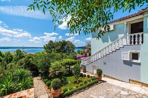 Property grounds - Maslenica Beach Home, Pool & Tavern (Maslenica)