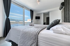 3 habitaciones, tabla de planchar con plancha y cuna de viaje 