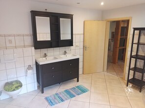 Shower - Haus am Lüsewitzer Krug - Spacious fitter's house with fenced-in garden and (Sanitz)