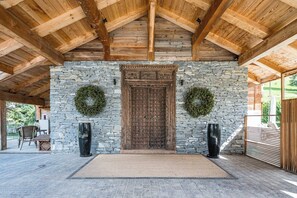 Terrace/patio - Luxury Stay – Comfortable Chalet with Jacuzzi (Megève)