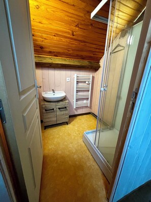 Douche, sèche-cheveux, serviettes fournies, papier toilette