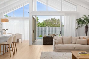 TV - Freshwater Retreat - Banksia Beach Luxe Living (Bribie Island Region)