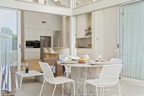 Dining - Freshwater Retreat - Banksia Beach Luxe Living (Bribie Island Region)