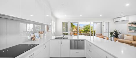 ثلاجة، ميكروويف، فرن، موقد طهي مسطح