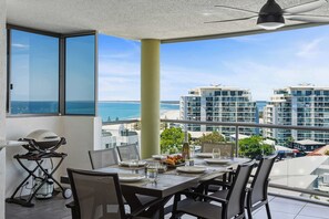 Outdoor dining - The Pinnacles - Panoramic Ocean & Mountain Views (Caloundra Region)