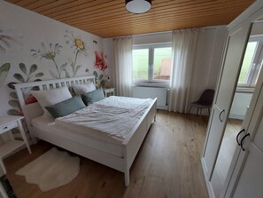 Room - Apartment "Eins" with Private Garden and Wi-Fi (Oberzent)