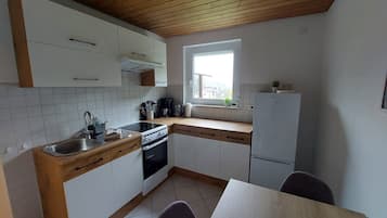 Kjøleskap, ovn, kokeplater og kaffetrakter/tekoker