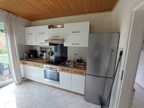 Fridge, oven, stovetop, dishwasher - Apartment 'Zwei' with Shared Garden and Wi-Fi (Oberzent)