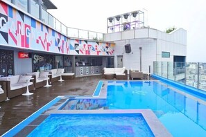 Una piscina al aire libre de temporada