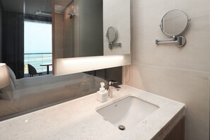 Regadera, secadora de cabello, toallas, shampoo 