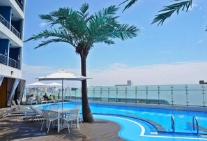 Una piscina al aire libre de temporada