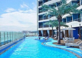 Una piscina al aire libre de temporada