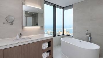 Deluxe Family Twin Half Ocean | Bathroom | Shower, hair dryer, towels, shampoo