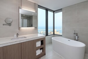 Deluxe Family Twin Half Ocean | Bathroom | Shower, hair dryer, towels, shampoo