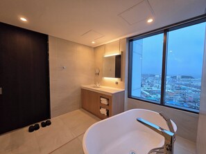 Deluxe Family Twin Half Ocean | Bathroom - Nova Stay Gangneung (Gangneung)