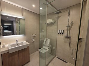 슈페리어 더블 시티 | 욕실 | 샤워 시설, 헤어드라이어, 타월, 샴푸