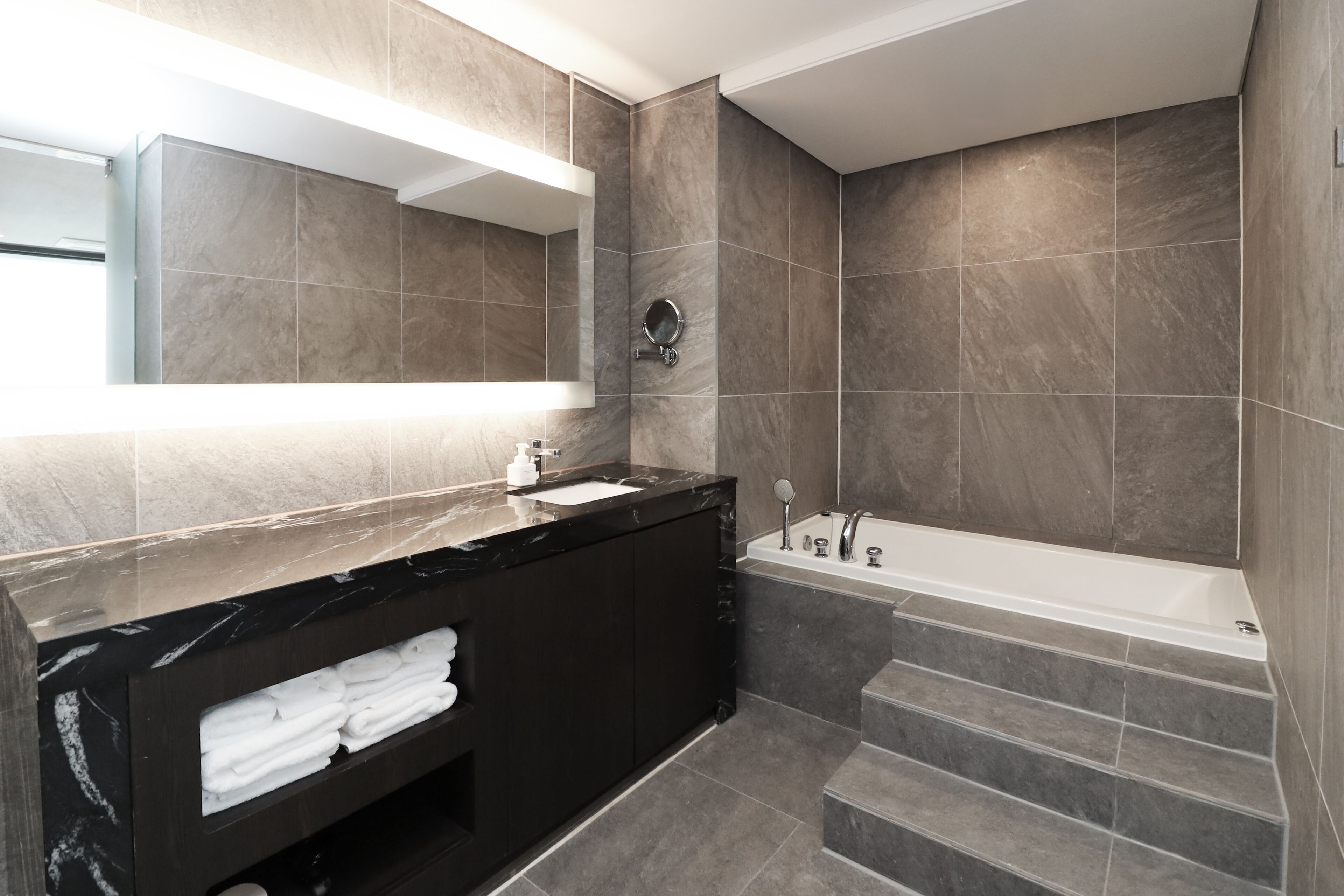 Suite Family Twin Ocean | Bathroom | Shower, hair dryer, towels, shampoo