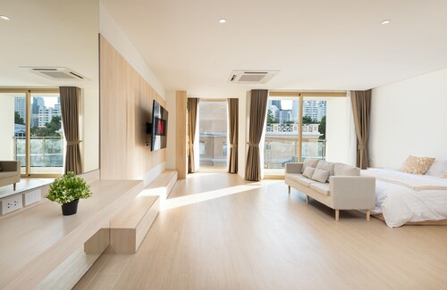 Spacious 4BR Muji Home With Loft & Pool in Ekkamai