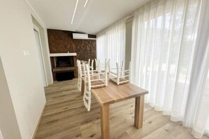 Dining - The Space🏖 Modern House in a Residence with Pool – Jesolo between Sea, Golf & Fun! 🌊Welcome to the perfect holiday home for your stay in Jesolo!Located in an exclusive residence with a swimming pool, this beautiful house combines comfort, a strat (Jesolo)