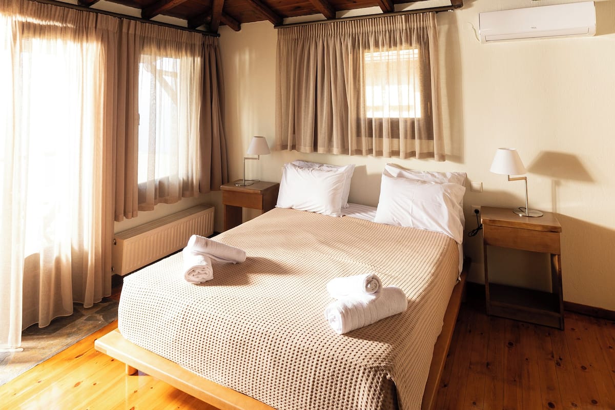 Villa, vista al mar | Tabla de planchar con plancha, wifi gratis y ropa de cama