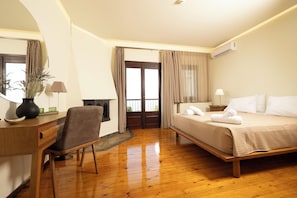 Villa, vista al mar | Tabla de planchar con plancha, wifi gratis y ropa de cama