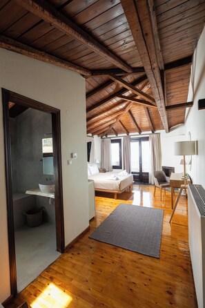 Villa, vistas al mar | Baño | Ducha, secador de pelo, toallas y jabón