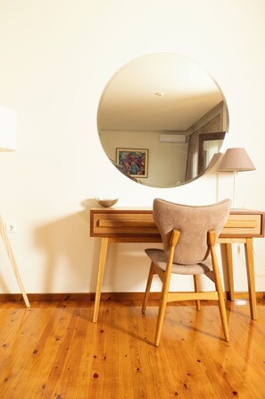 Villa, vista al mar | Tabla de planchar con plancha, wifi gratis y ropa de cama