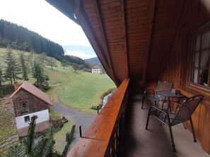 Outdoor dining - Apartment '4 Bachblick' with Shared Terrace, Balcony, and Wi-Fi (Oberharmersbach)
