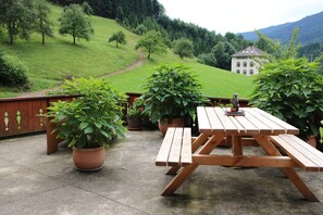Outdoor dining - Apartment '4 Bachblick' with Shared Terrace, Balcony, and Wi-Fi (Oberharmersbach)