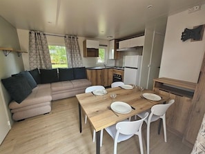 Luxury Mobile Home, 3 Bedrooms | Living area - Parc de Charlieu (Charlieu)