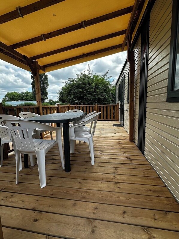 Luxury Mobile Home, 2 Bedrooms | Terrace/patio - Parc de Charlieu (Charlieu)