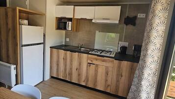 Luxury Mobile Home, 2 Bedrooms | Private kitchen