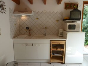 Réfrigérateur, micro-ondes, plaque de cuisson, cafetière/bouilloire