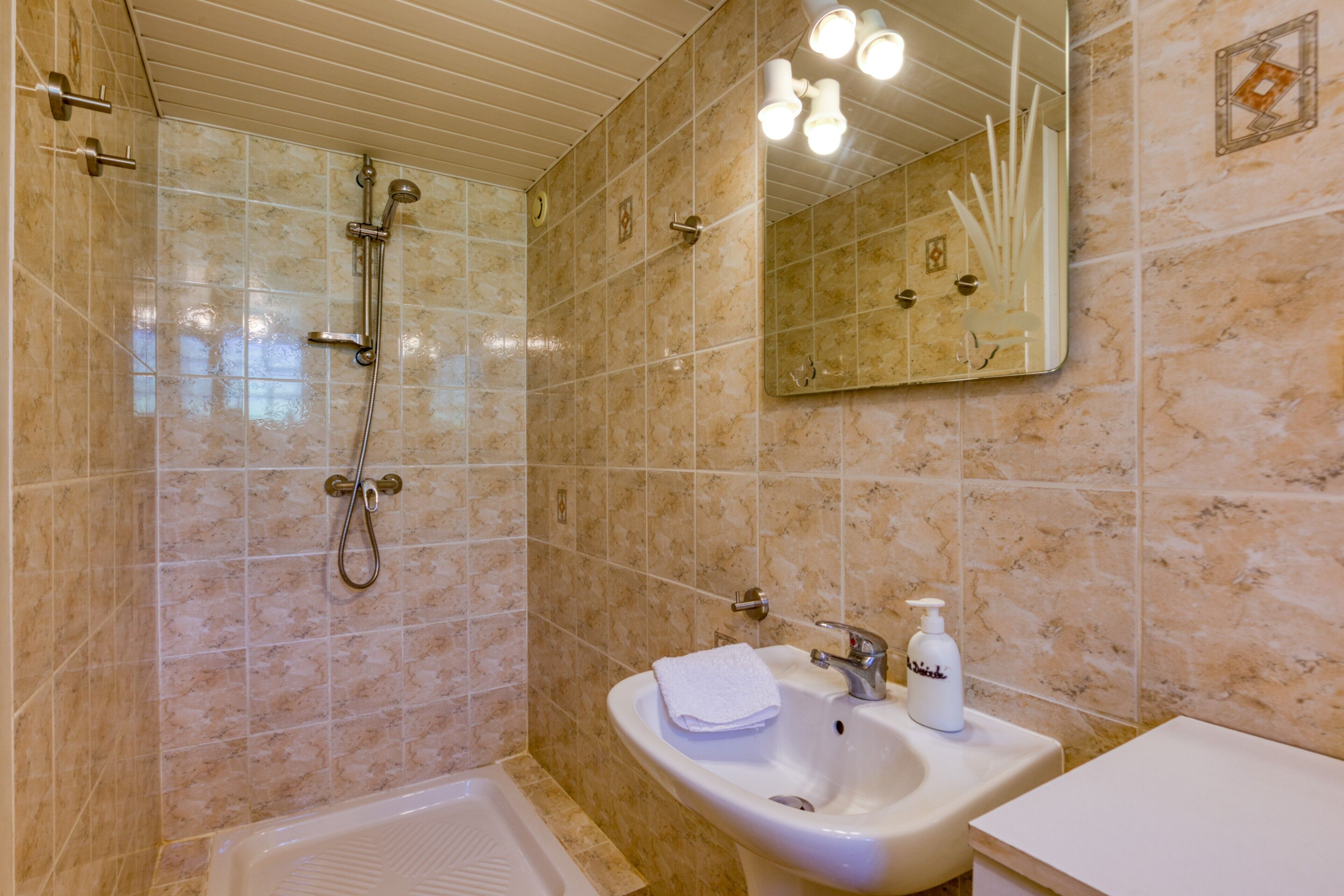 Shower, free toiletries