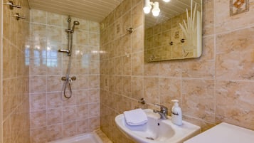 Shower, free toiletries