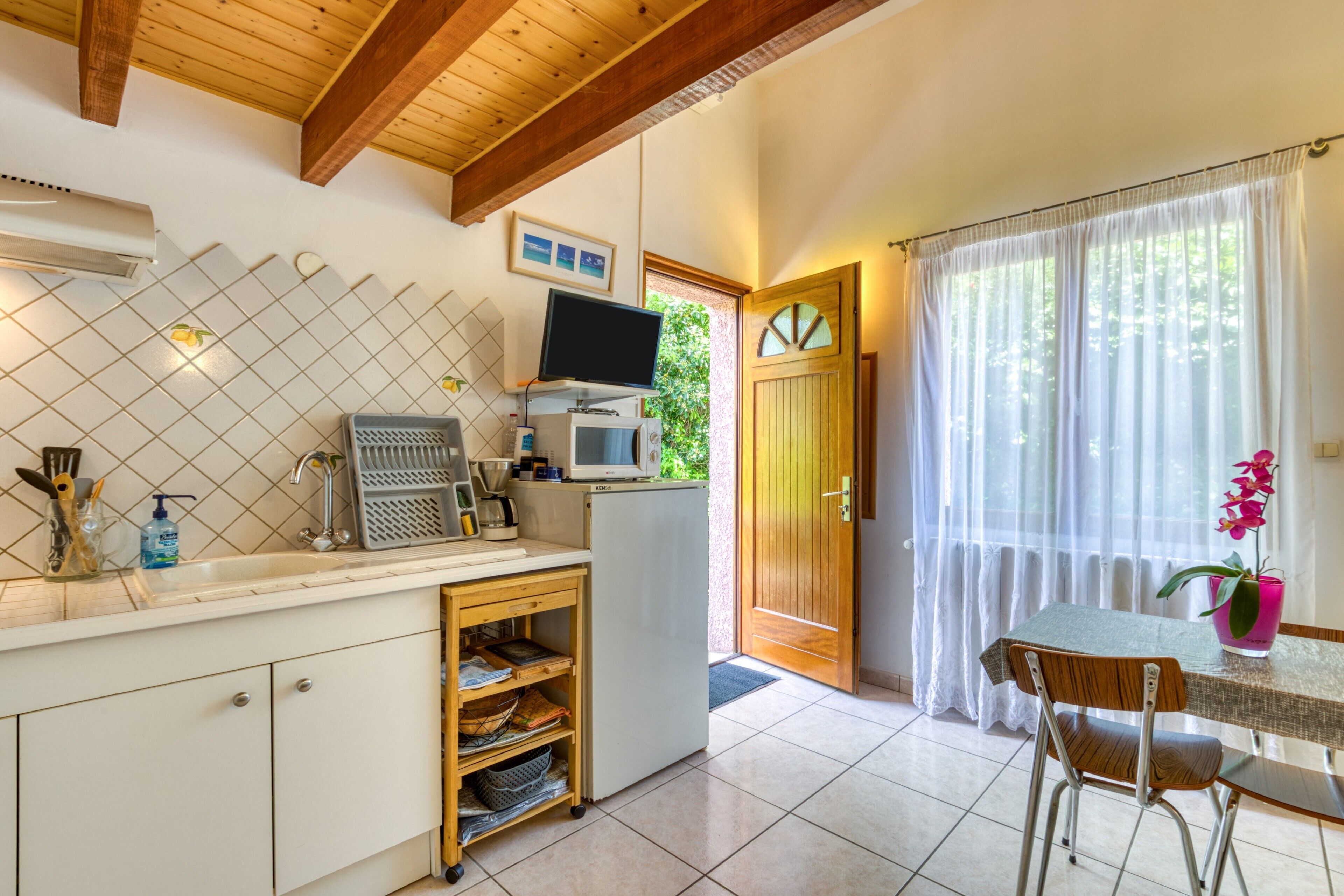 Refrigerador, microondas, placa de cocina, cafetera/tetera
