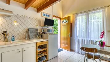 Refrigerador, microondas, placa de cocina, cafetera/tetera