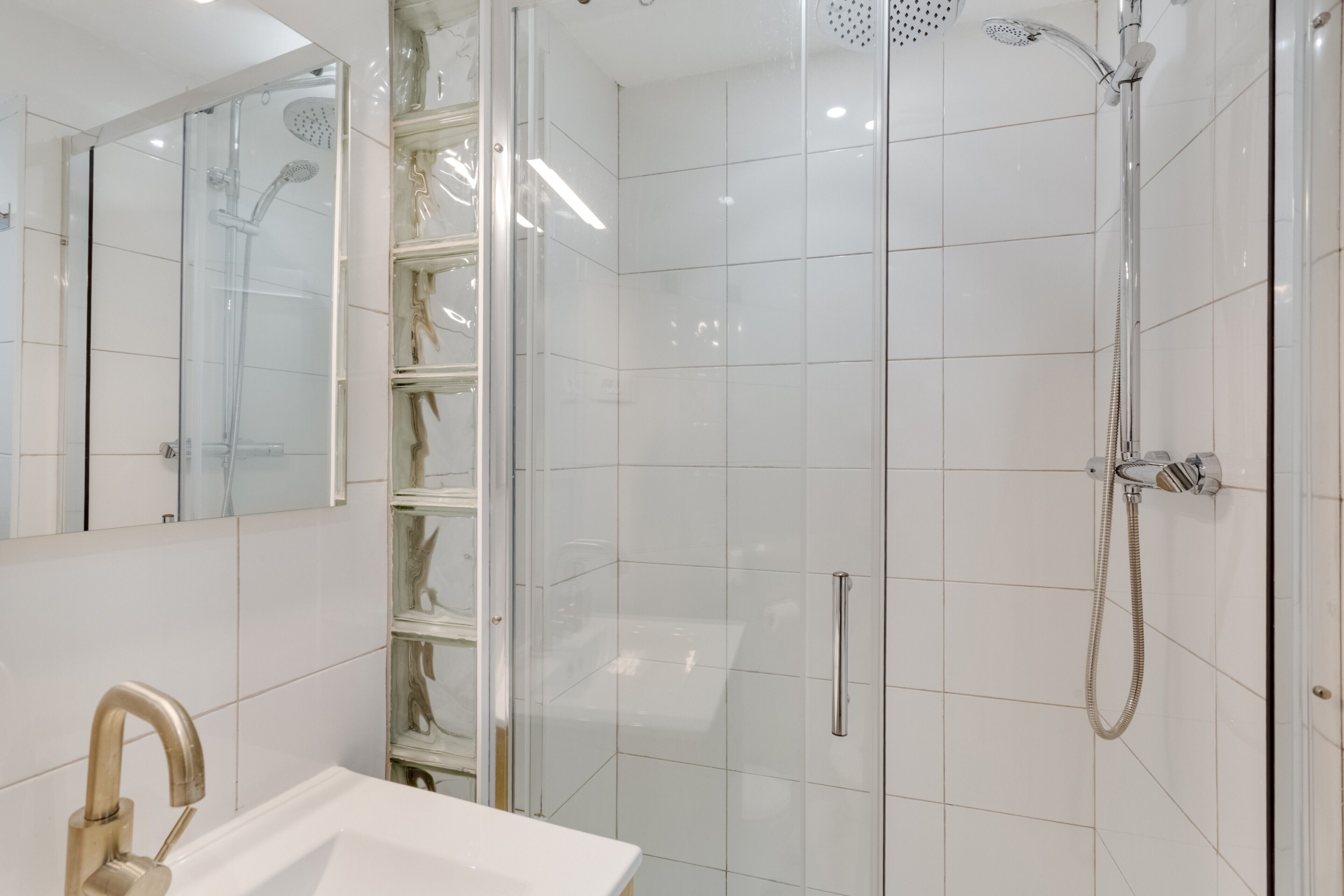 Dusj, hårføner og håndklær