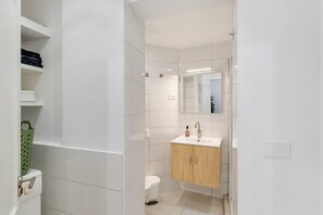 Ducha, secador de pelo y toallas