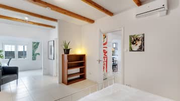 Een strijkplank/strijkijzer, wifi, beddengoed