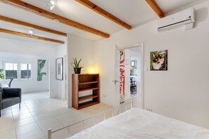 Een strijkplank/strijkijzer, wifi, beddengoed