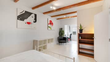 Iron/ironing board, WiFi, bed sheets