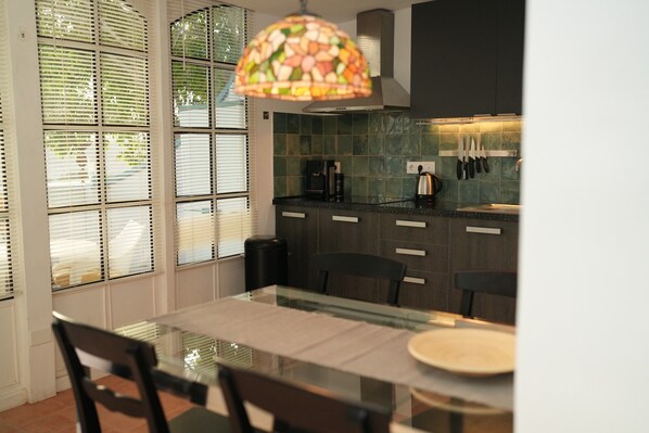 Jääkaappi, mikroaaltouuni, liesi, kahvin-/teenkeitin