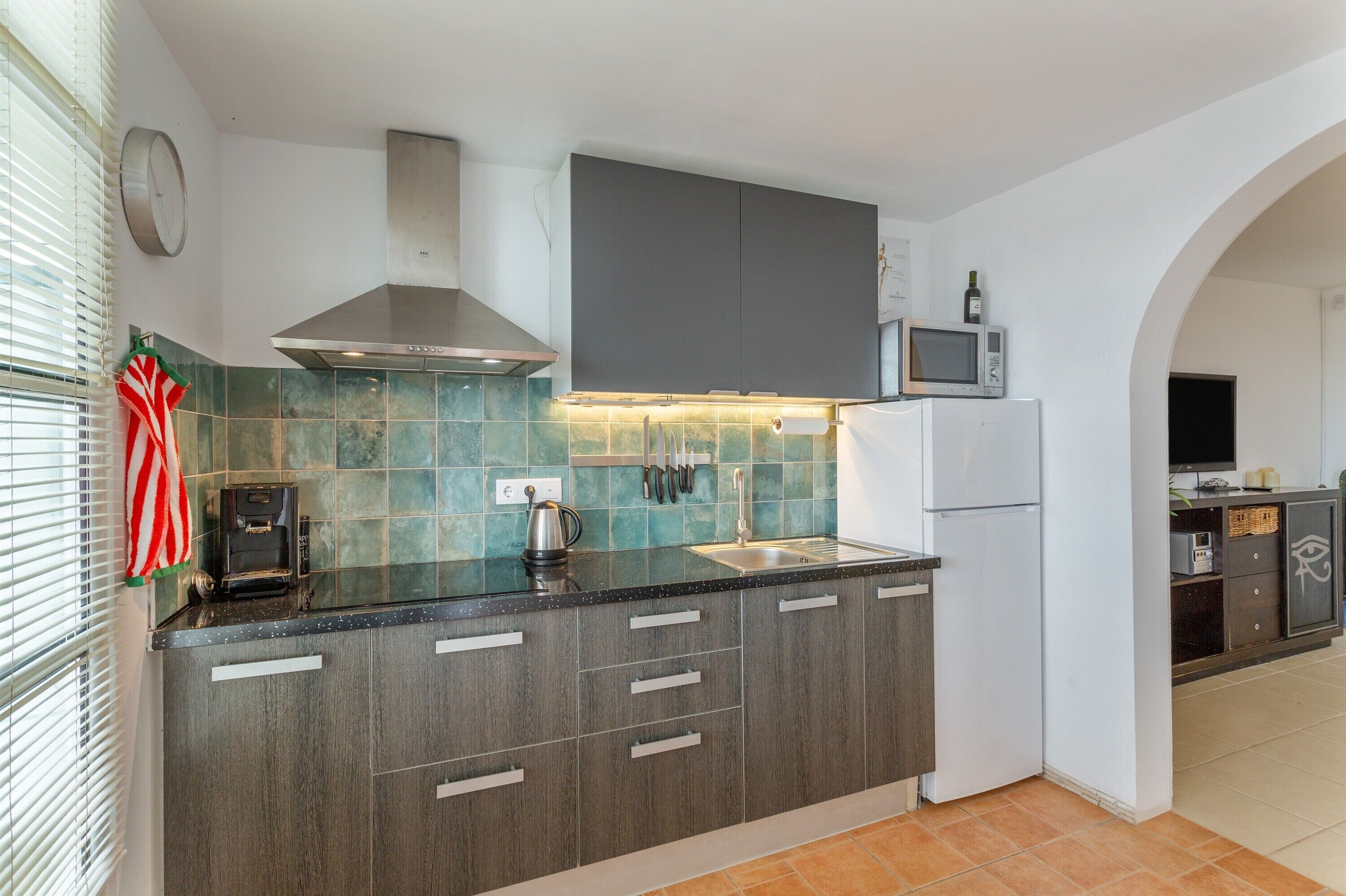 Kühlschrank, Mikrowelle, Herdplatte, Wasserkocher mit Kaffee-/Teezubehör