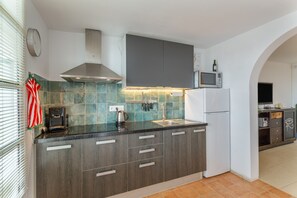 Fridge, microwave, stovetop, coffee/tea maker - Holiday Apartment 'El Doctoral' with Sea View, Wi-Fi and Air Conditioning (El Doctoral)