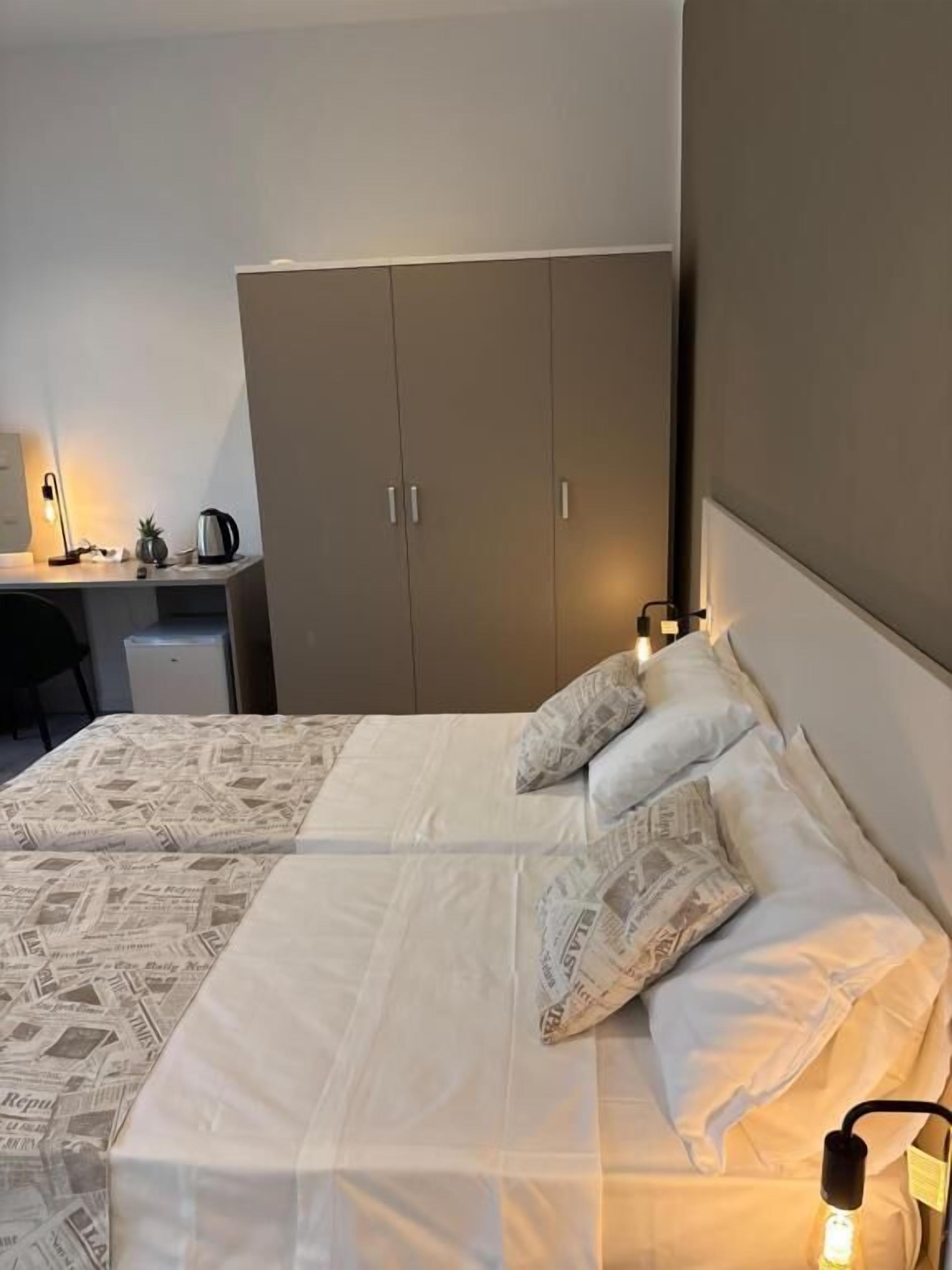 Deluxe-Doppel- oder -Zweibettzimmer | Schreibtisch, laptopgeeigneter Arbeitsplatz, Verdunkelungsvorhänge