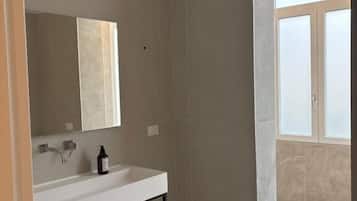 Superior-Doppelzimmer, Gartenblick | Badezimmer | Dusche, kostenlose Toilettenartikel, Haartrockner, Handtücher