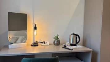 Deluxe-Doppel- oder -Zweibettzimmer | Schreibtisch, laptopgeeigneter Arbeitsplatz, Verdunkelungsvorhänge